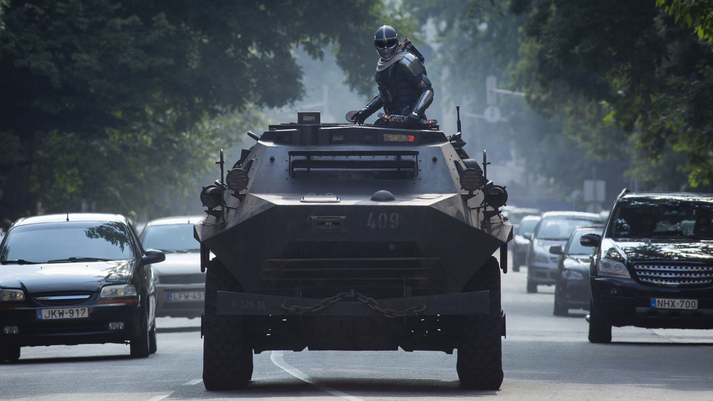 Black Widow car chase tank