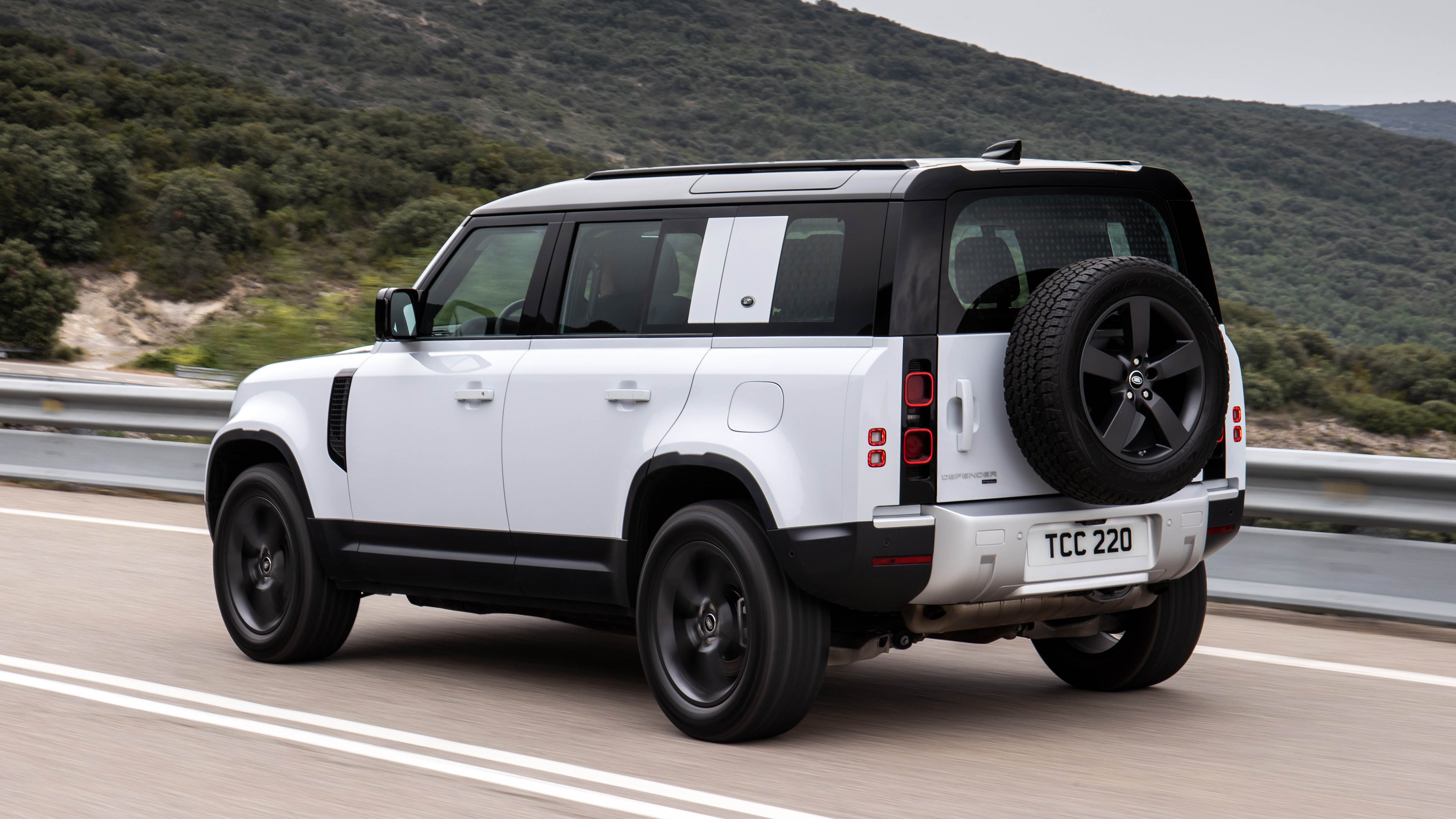 Land Rover Defender P400e PHEV