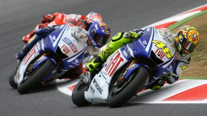 Valentino Rossi and Jorge Lorenzo battle at Catalunya 2009