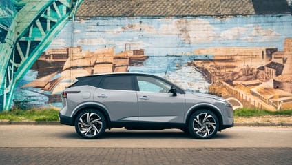 Nissan Qashqai in front of Frank Styles Wearmouth Bridge mural