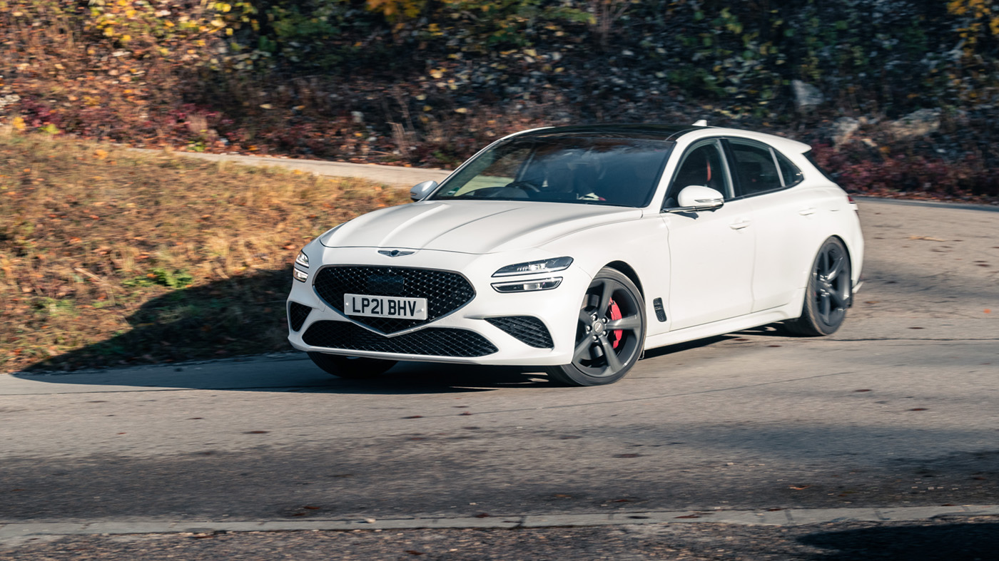 Genesis G70 Shooting Brake front cornering