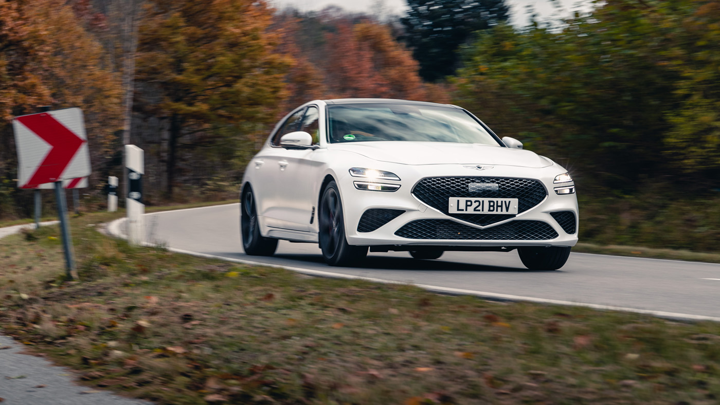 Genesis G70 Shooting Brake dynamic front three quarters