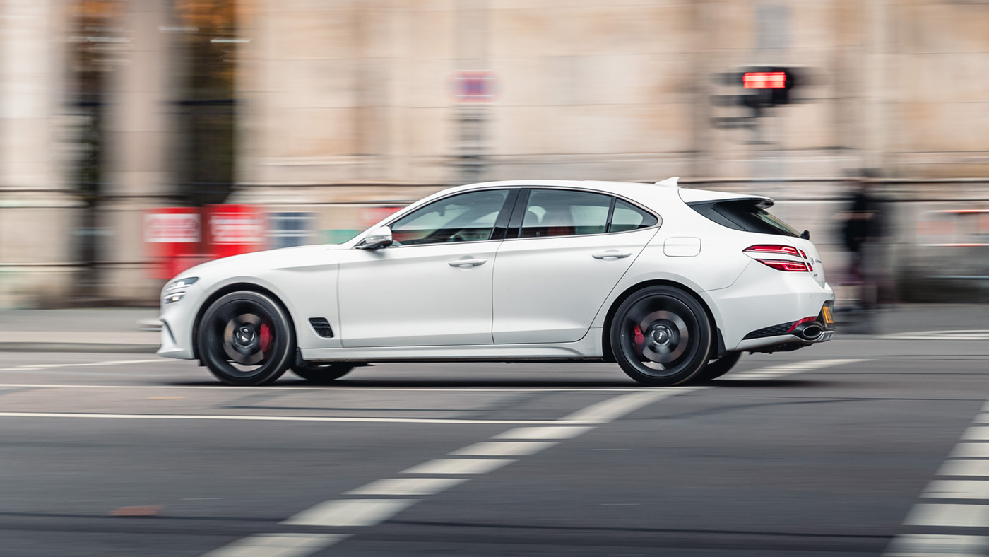 Genesis G70 Shooting Brake dynamic side