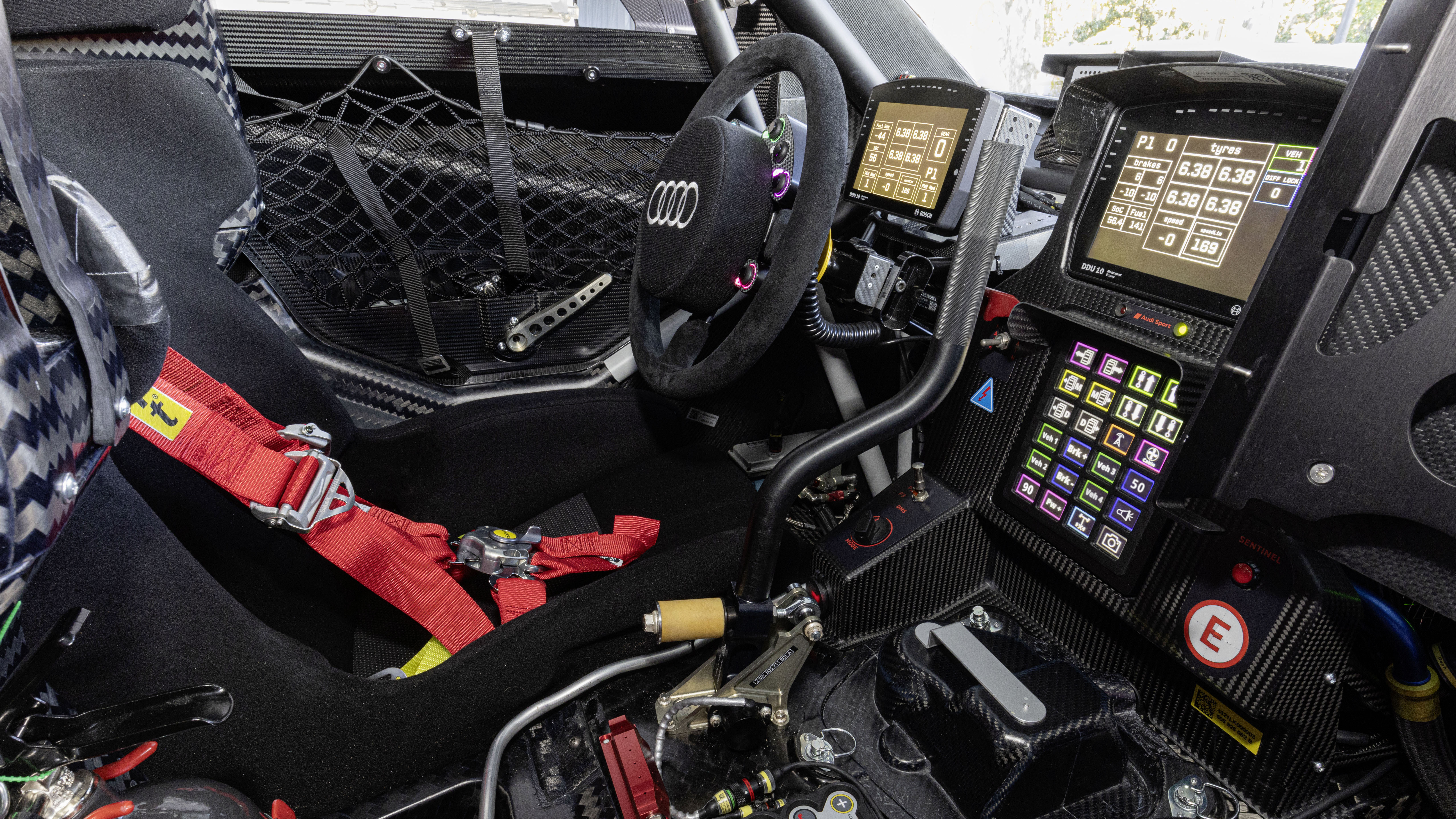 Audi RS Q e-tron cockpit 2021