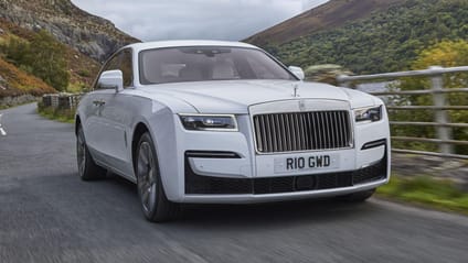 How many cars did Rolls-Royce sell in 2021? 5,586