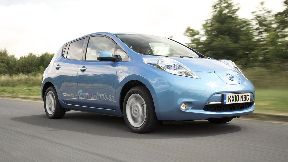 Nissan Leaf front three quarters dynamic