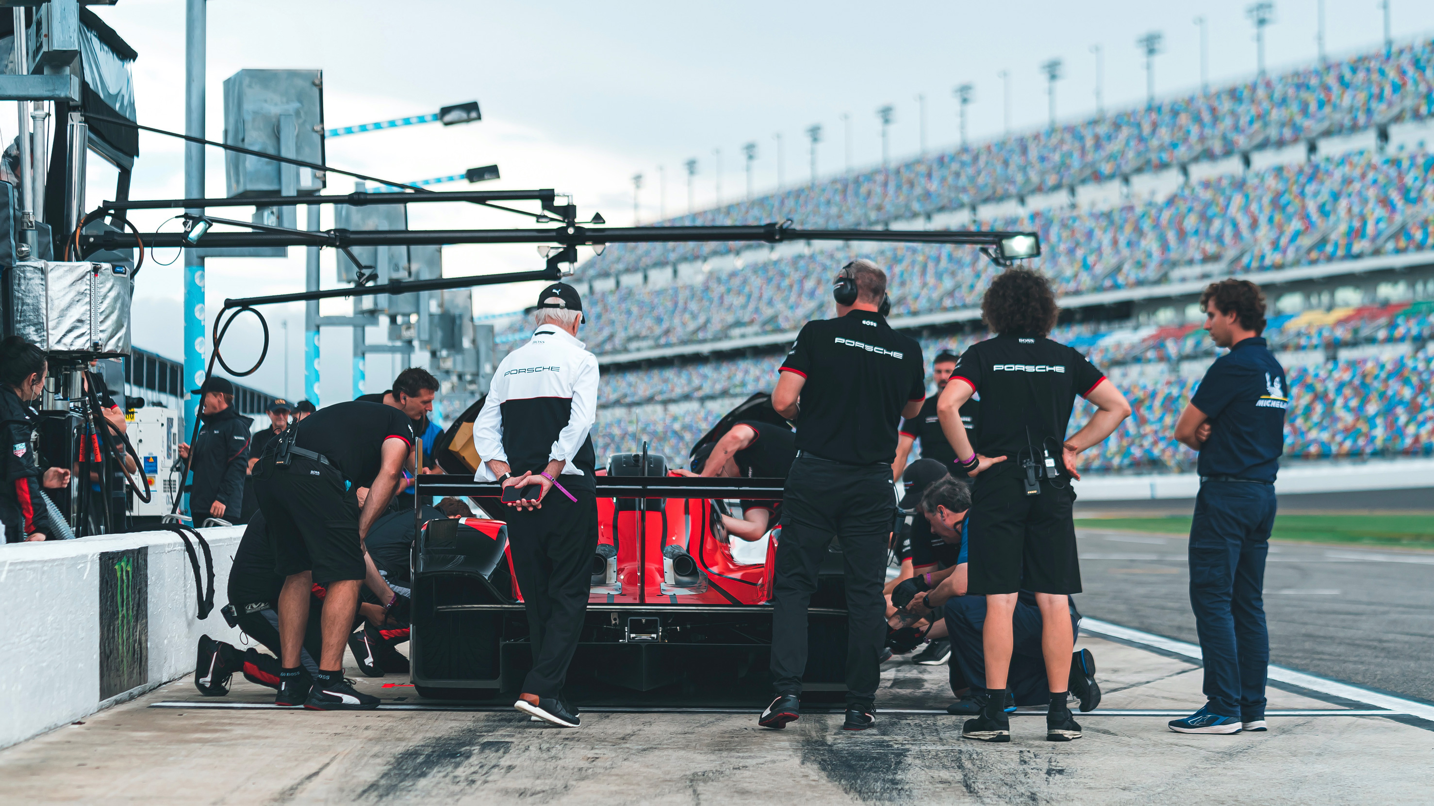 Porsche 963 pits