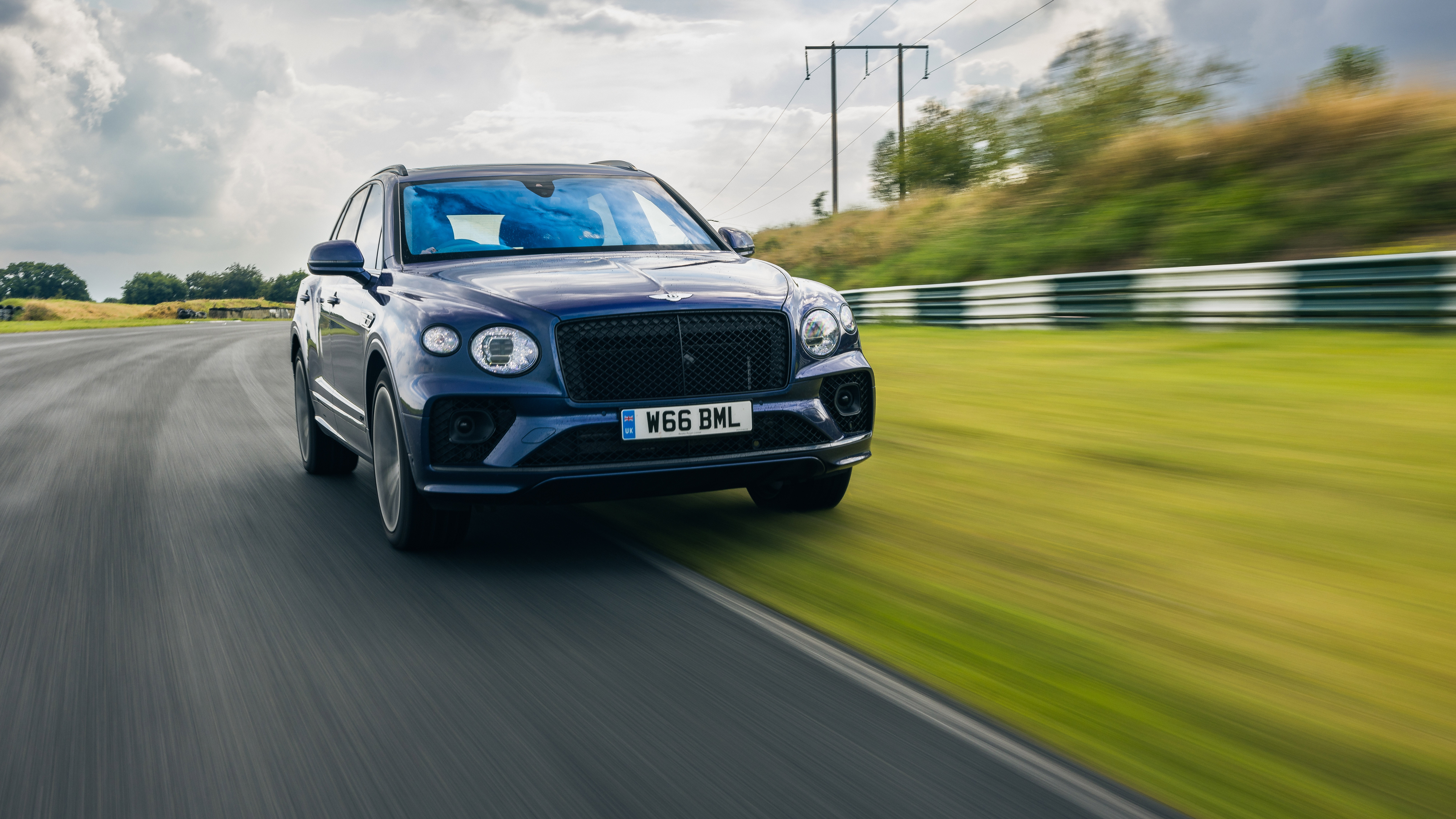 Bentley Bentayga Hybrid Track vs Alpine