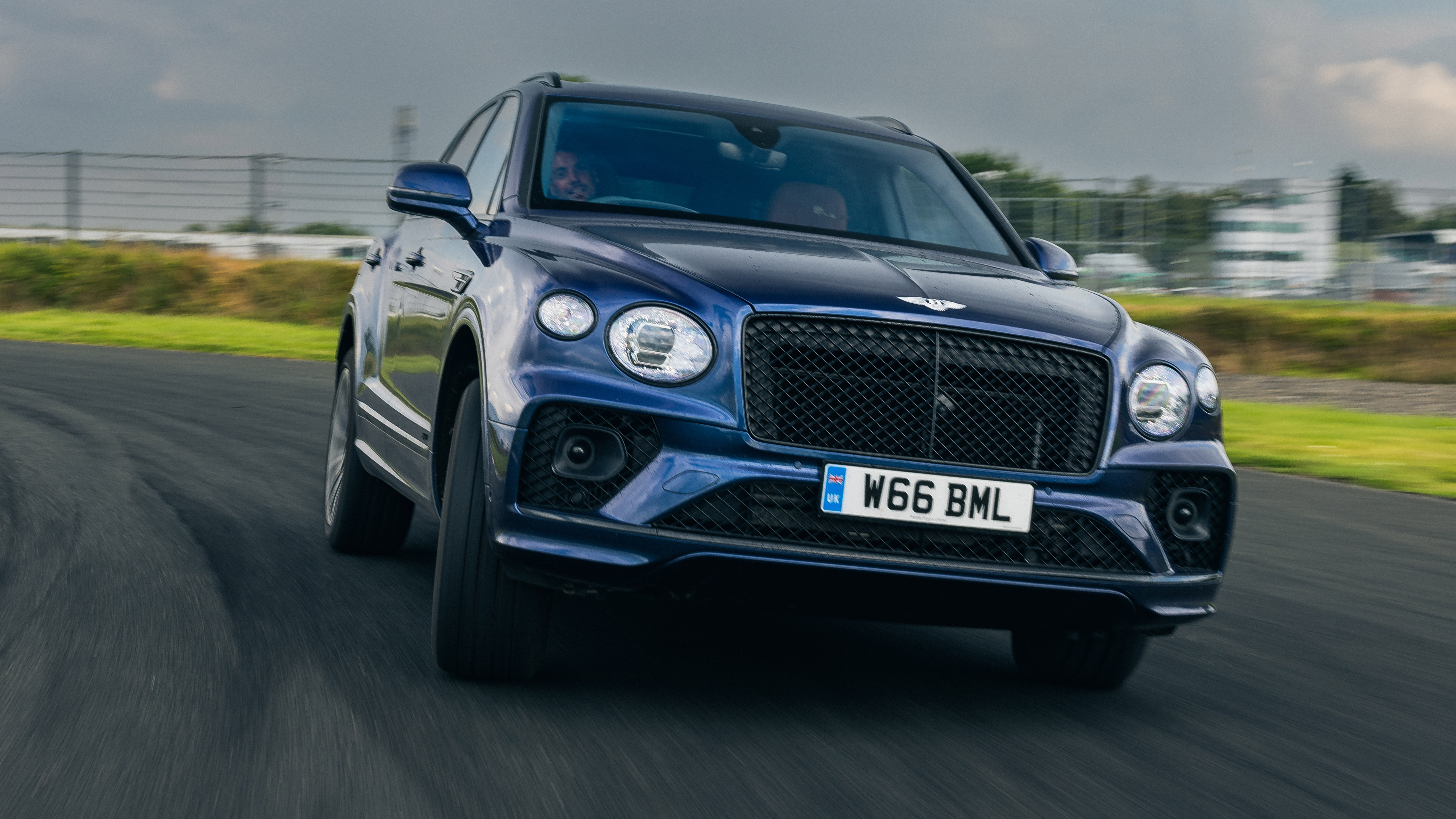 Bentley Bentayga Hybrid Track vs Alpine