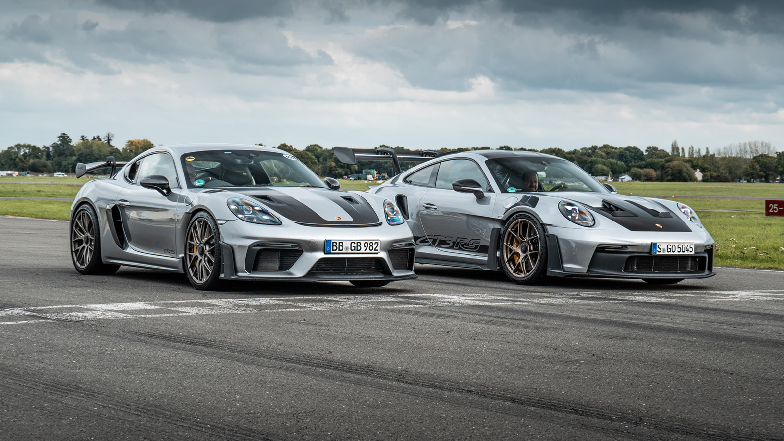 Porsche GT3 RS and GT4 RS on the start line