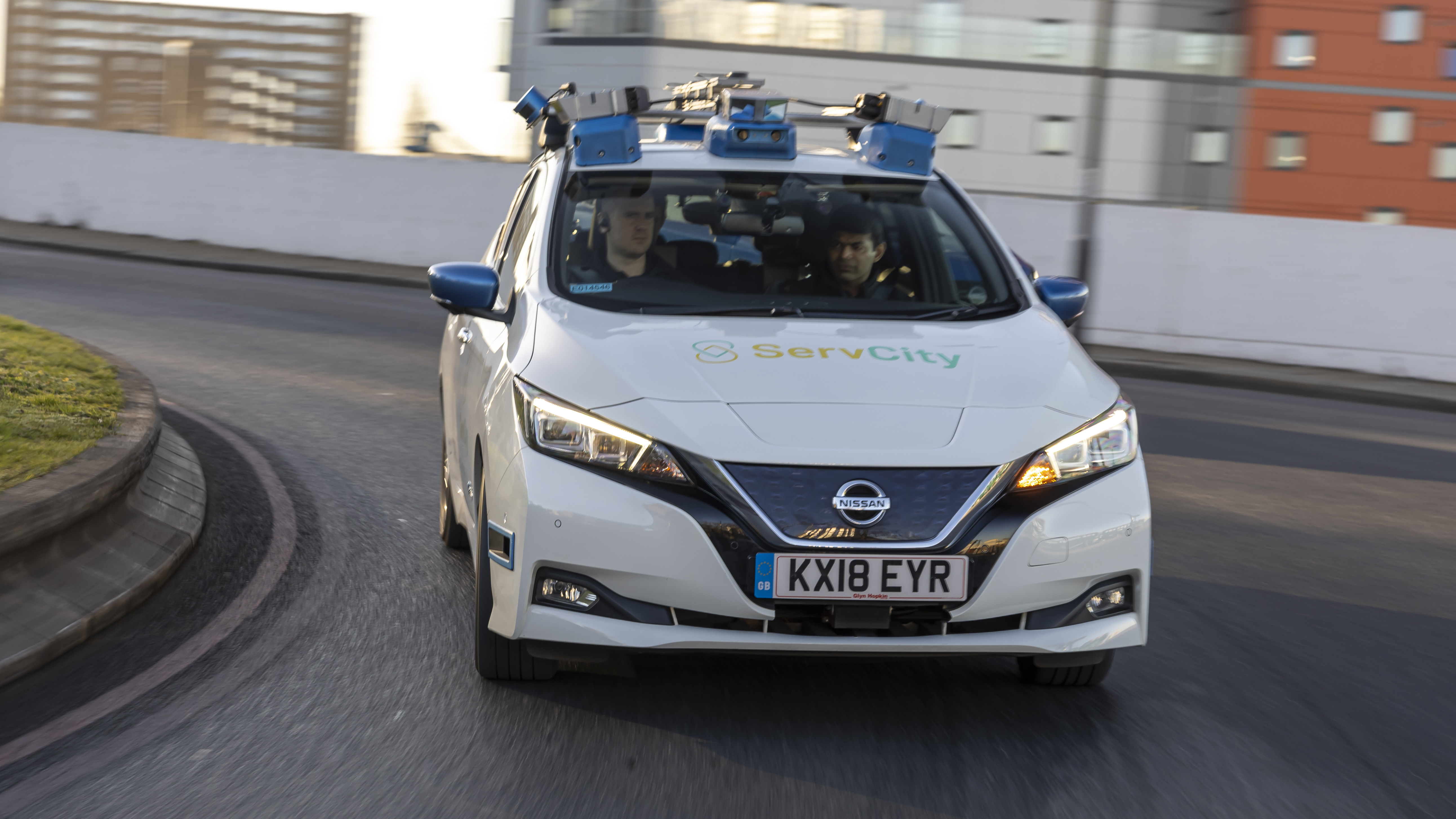 Nissan has built a self-driving Leaf that *worked* in city traffic. Here's how