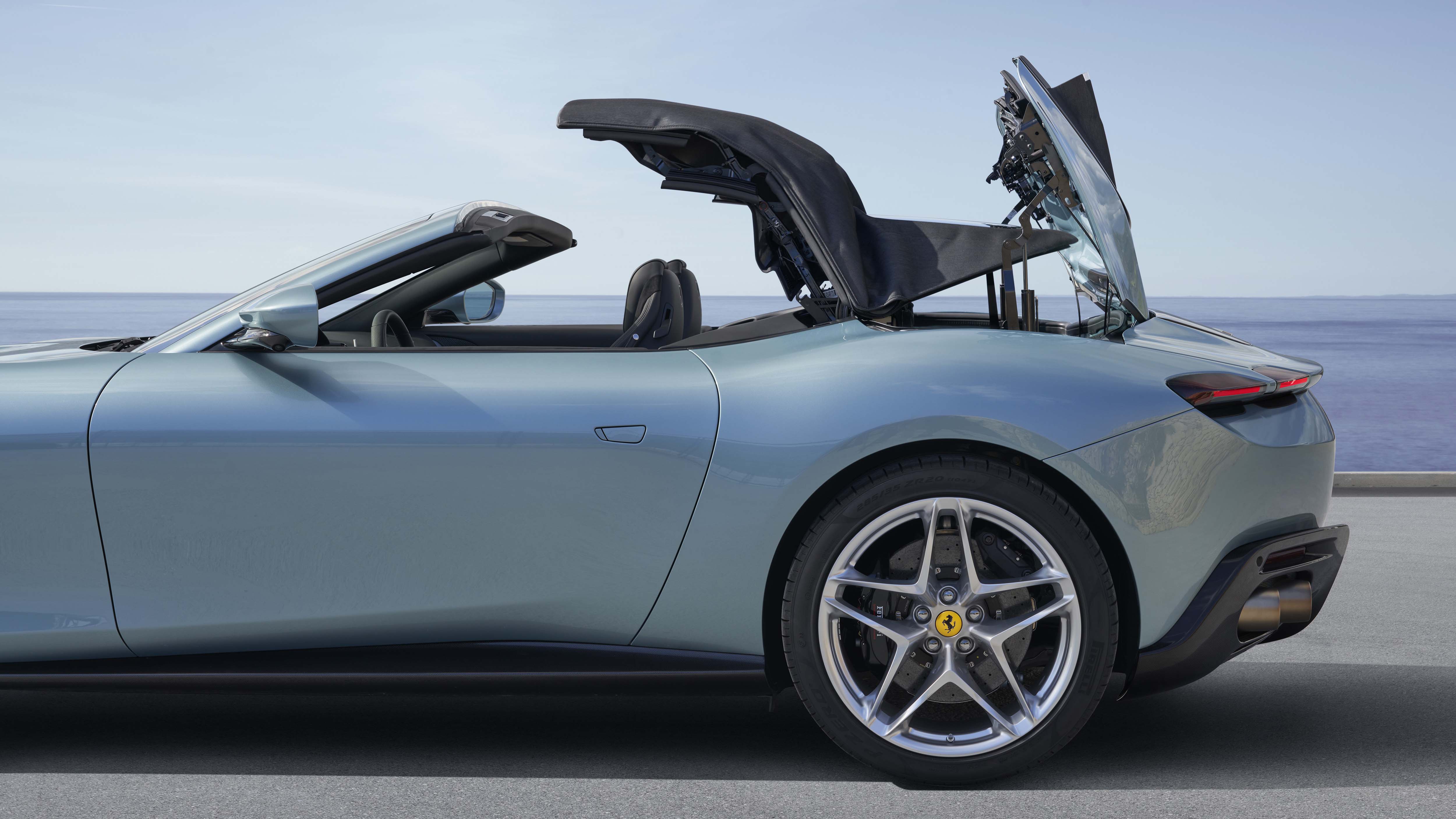 This is the new Ferrari Roma Spider