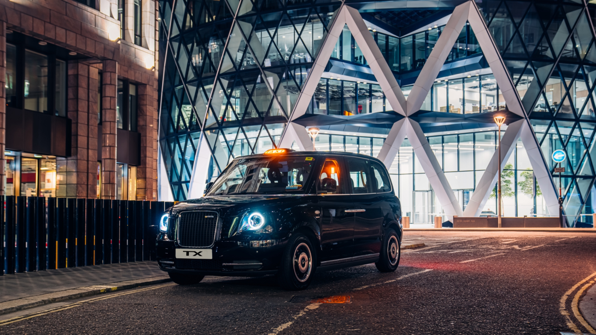 LEVC TX static shot in front of 100 Leadenhall building in the city of London