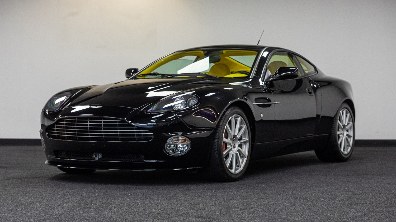 Aston Martin V12 Vanquish front