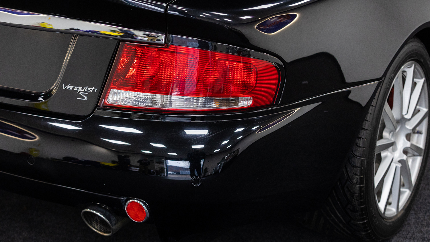 Aston Martin V12 Vanquish brake light