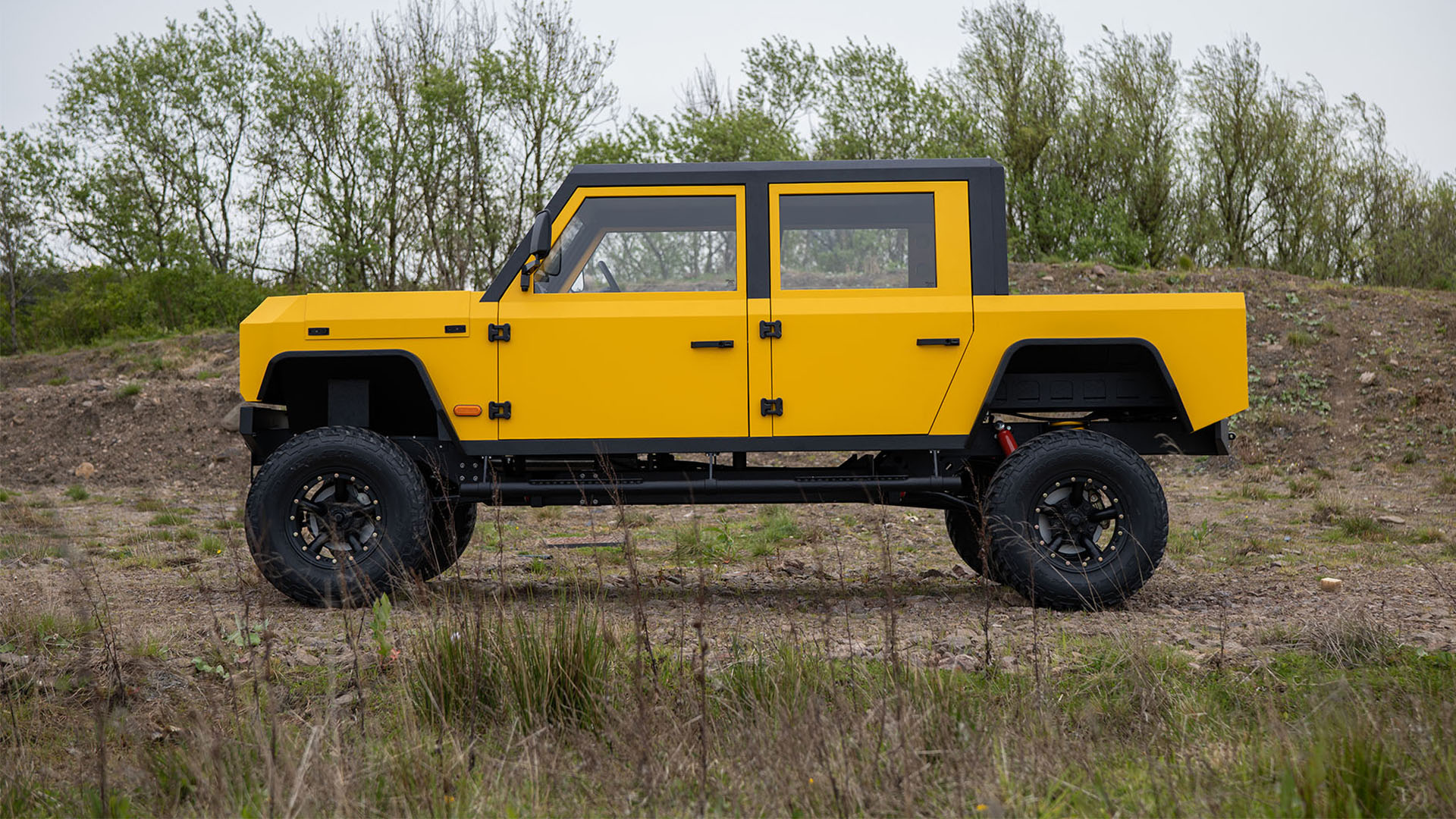 Munro Mk_1 Pick-up in a side profile static shot