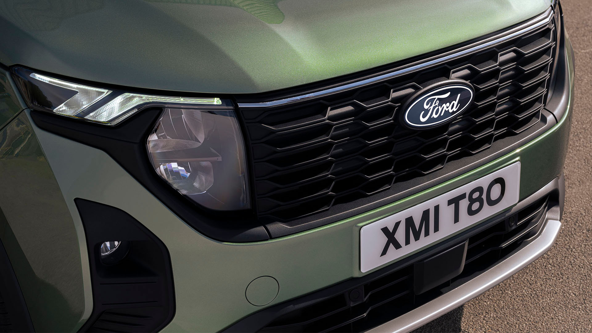 Close up of headlight and grille of Ford E-Tourneo Courier