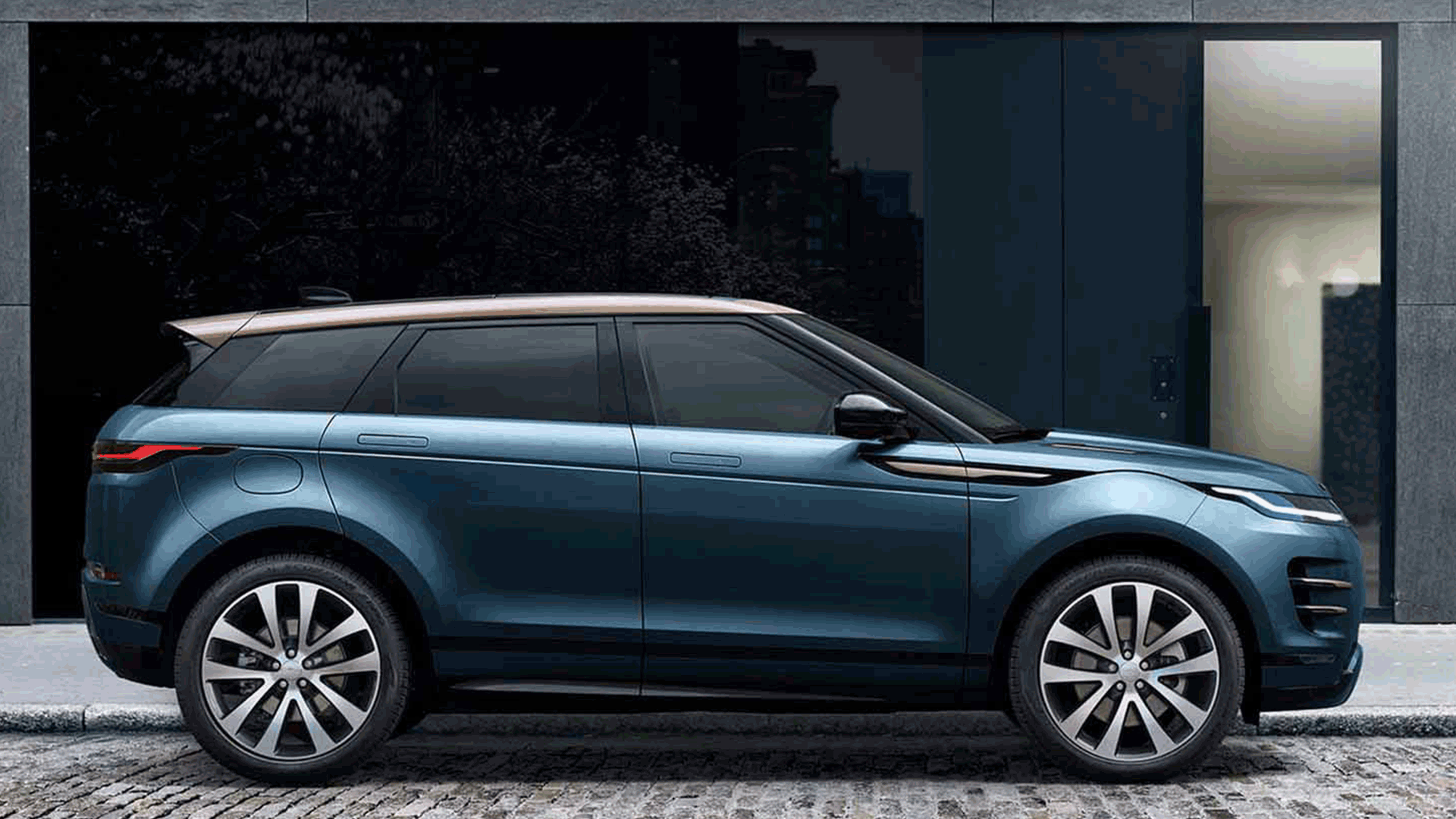 Static shot of new RR Evoque with street backdrop in side profile