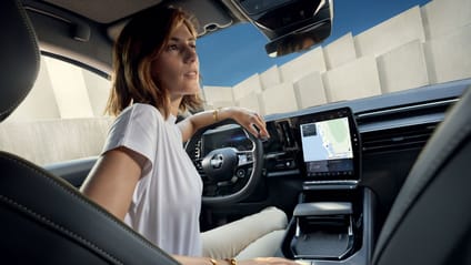 A woman driving the Renault Austral E-Tech full hybrid