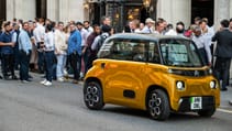 Citroen Ami gold crowd