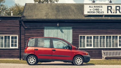 Fiat Multipla in static shot against old-style garage