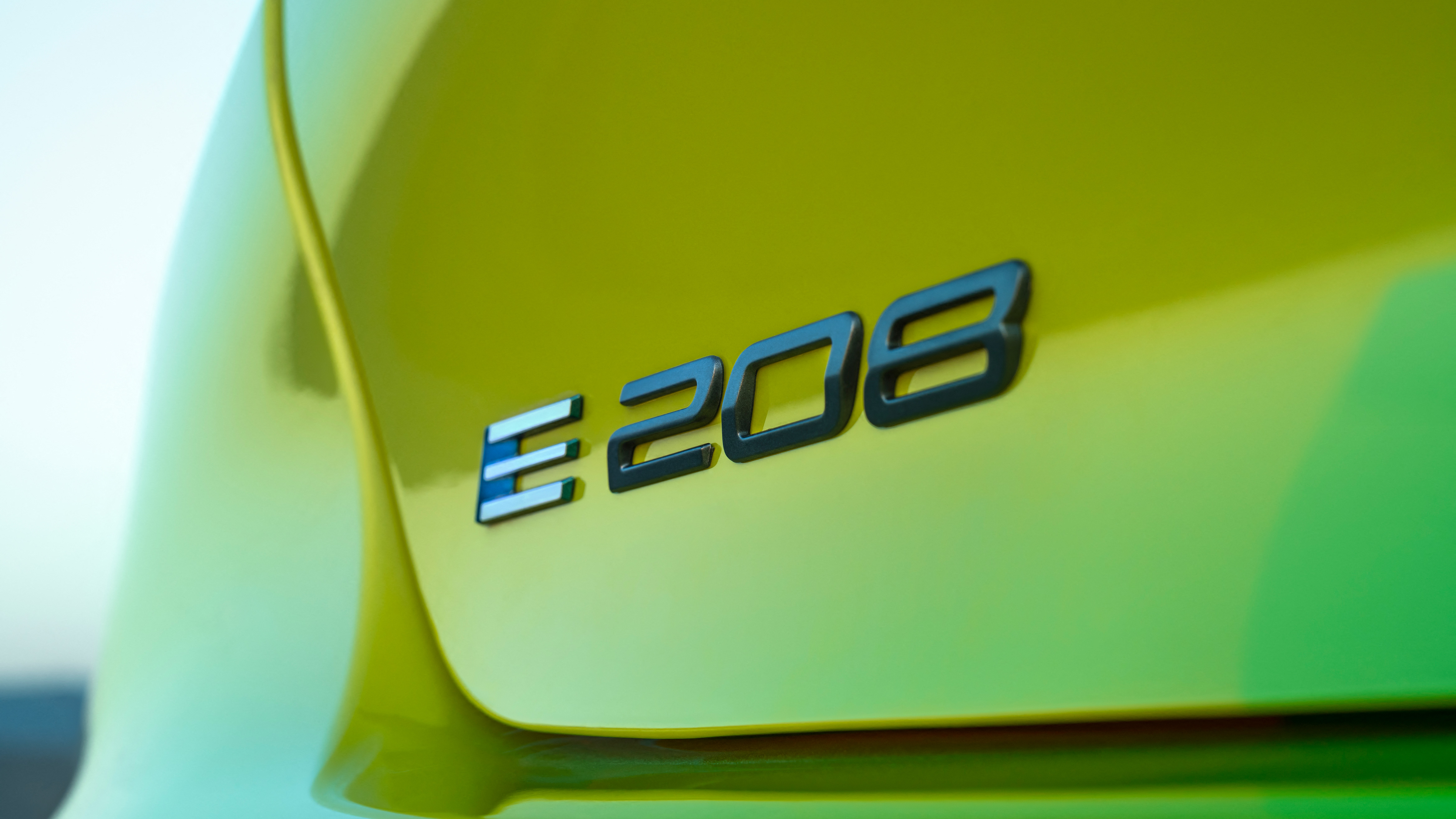 Peugeot e-208 facelift badge