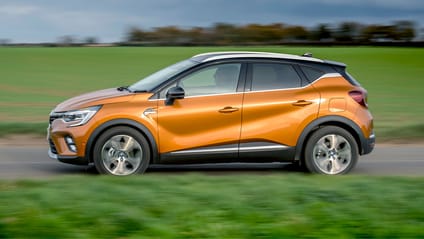 Side profile driving shot of Renault Captur