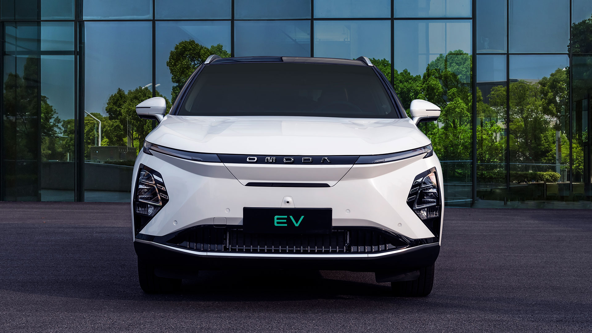 Front portrait shot of Omoda 5 EV