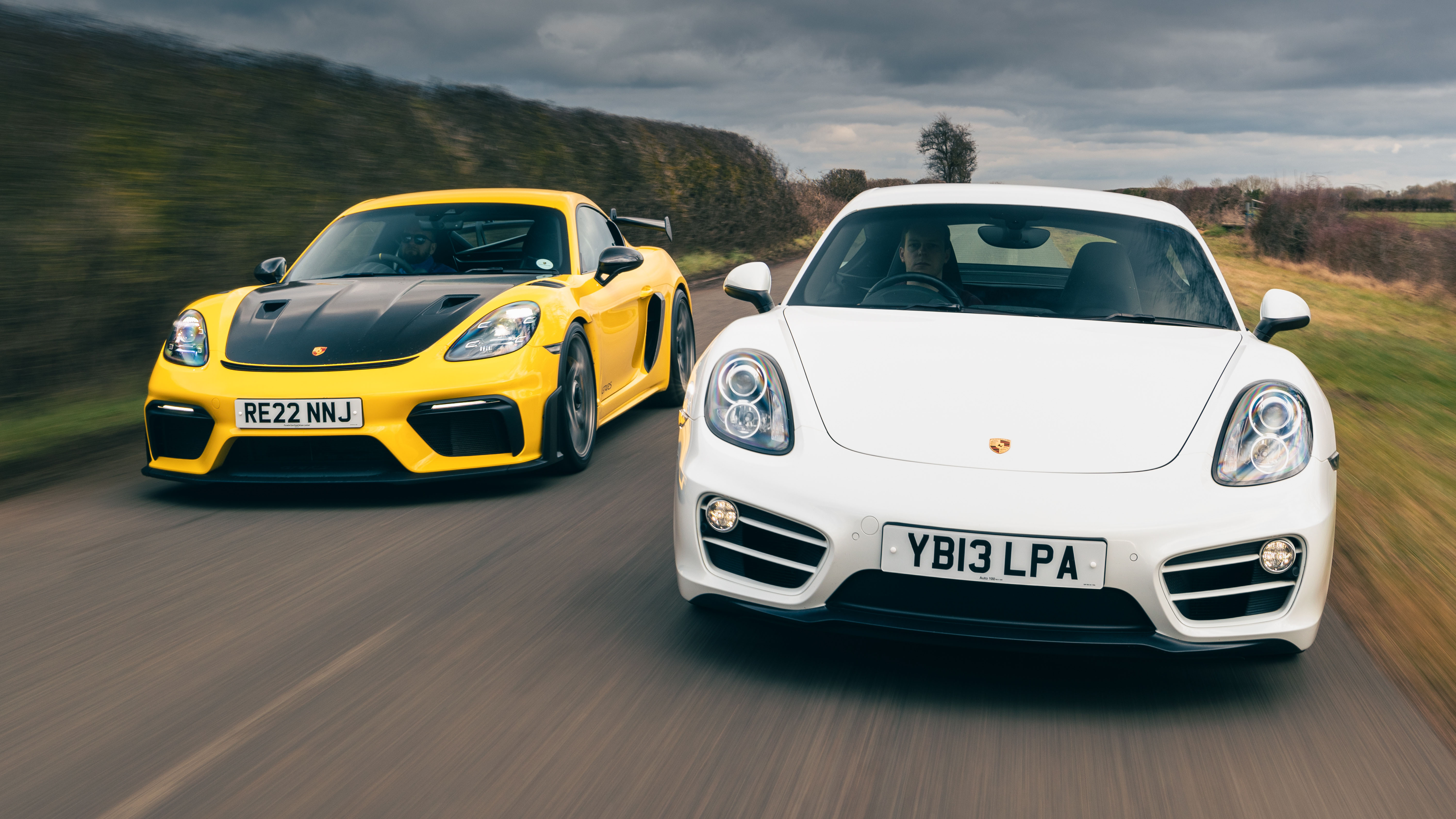  Porsche Cayman 2.7 (2013) vs Porsche 718 GT4RS (2022) 