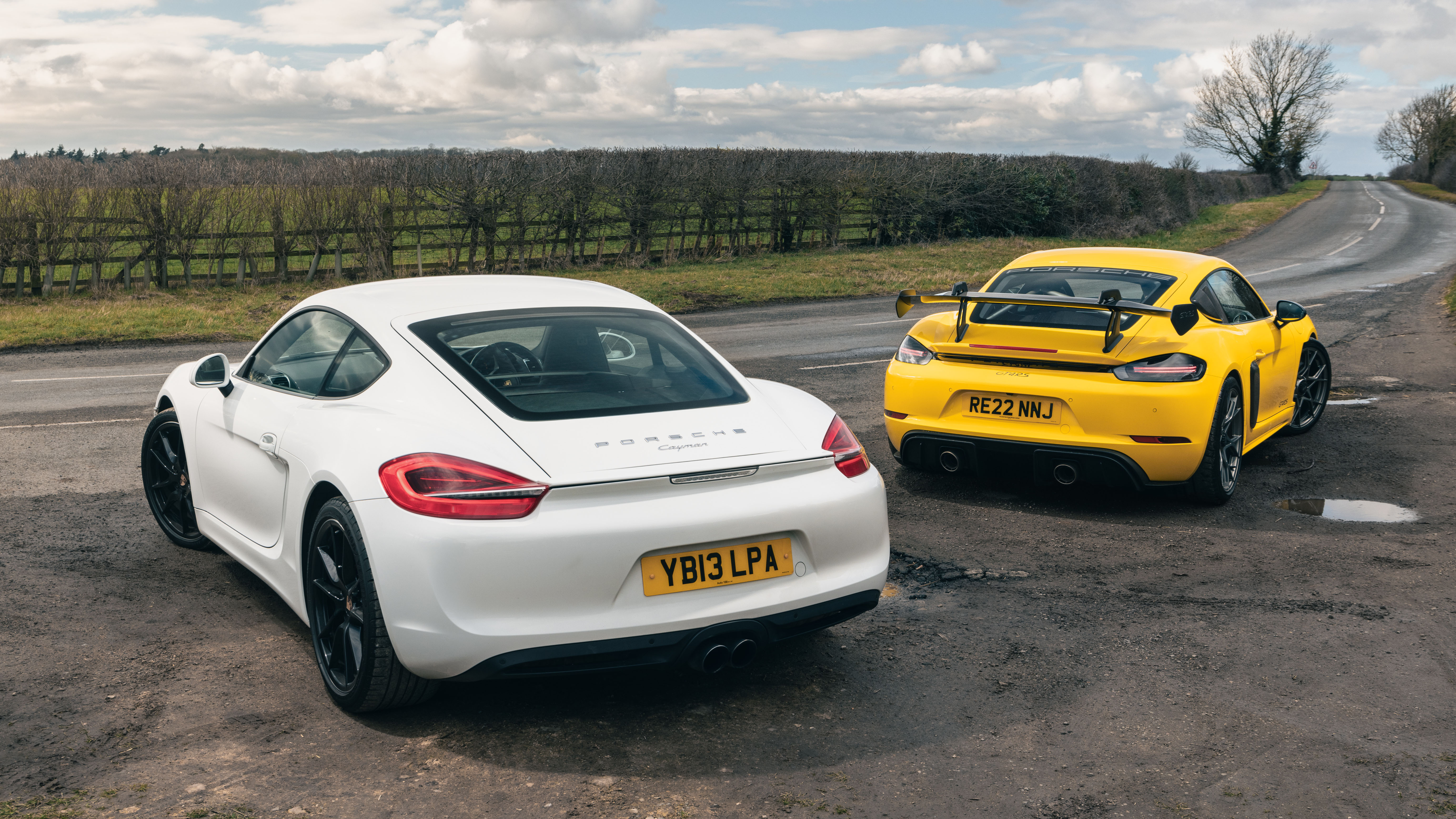  Porsche Cayman 2.7 (2013) vs Porsche 718 GT4RS (2022) 