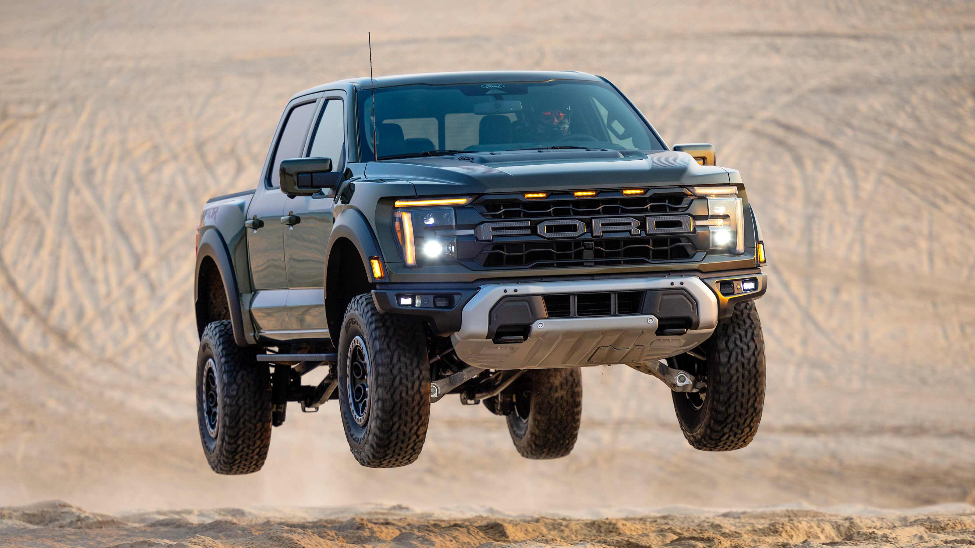 Ford F-150 Raptor R jump