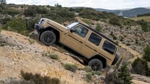 Mercedes-Benz G580 climbing