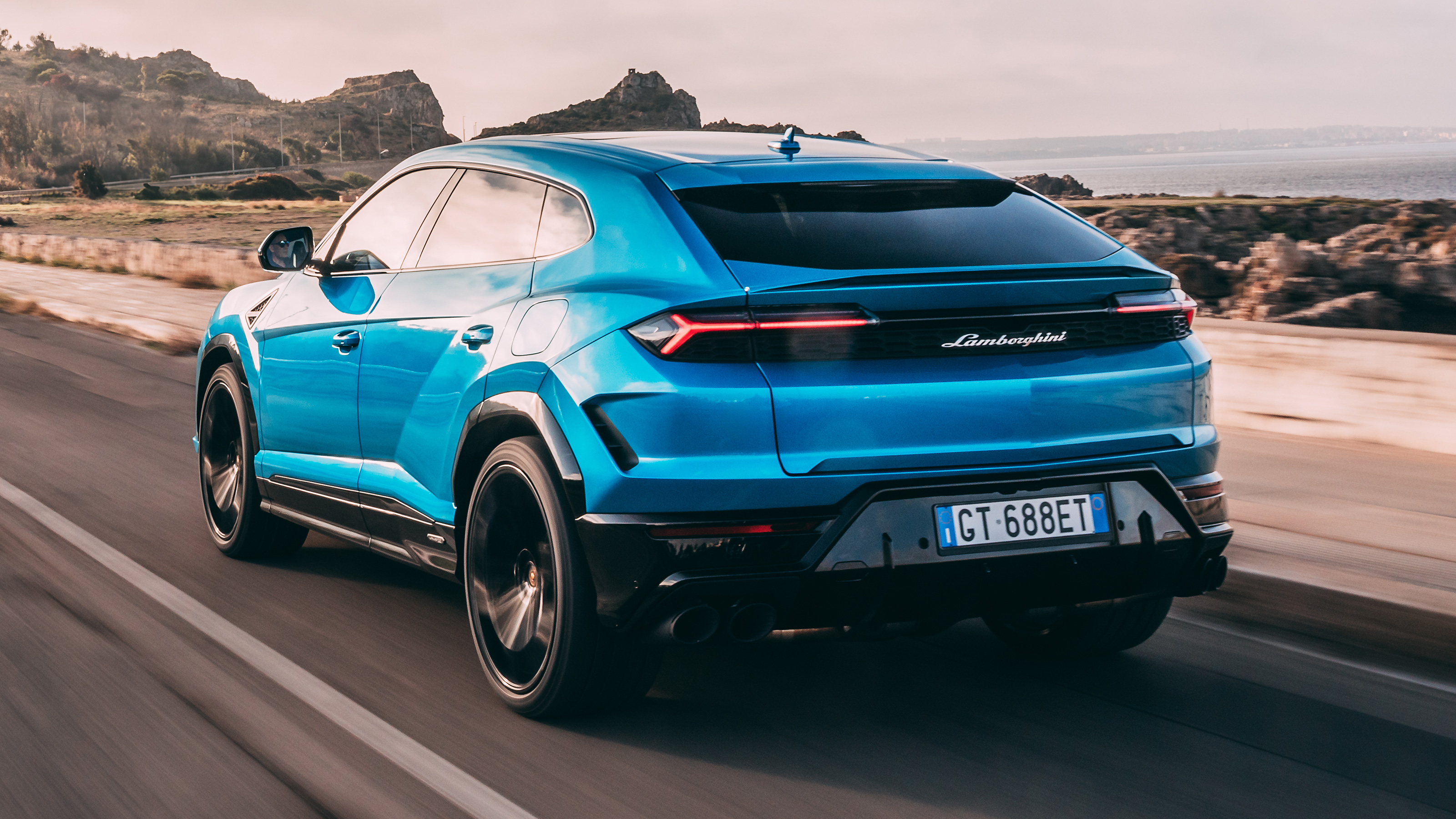 Lamborghini Urus SE exterior rear three quarter