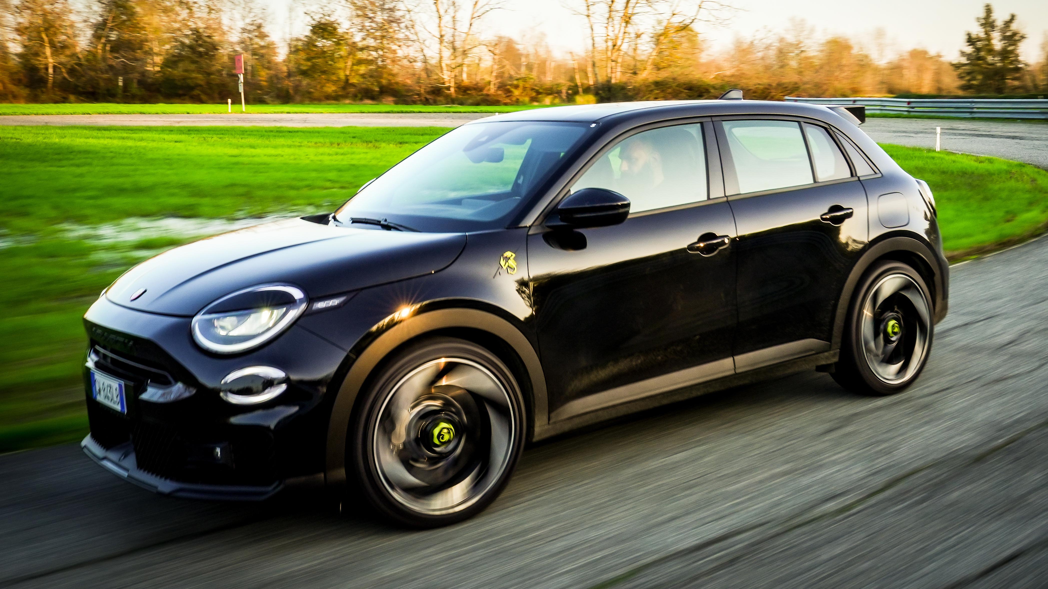 Abarth 600e exterior front three quarter dynamic