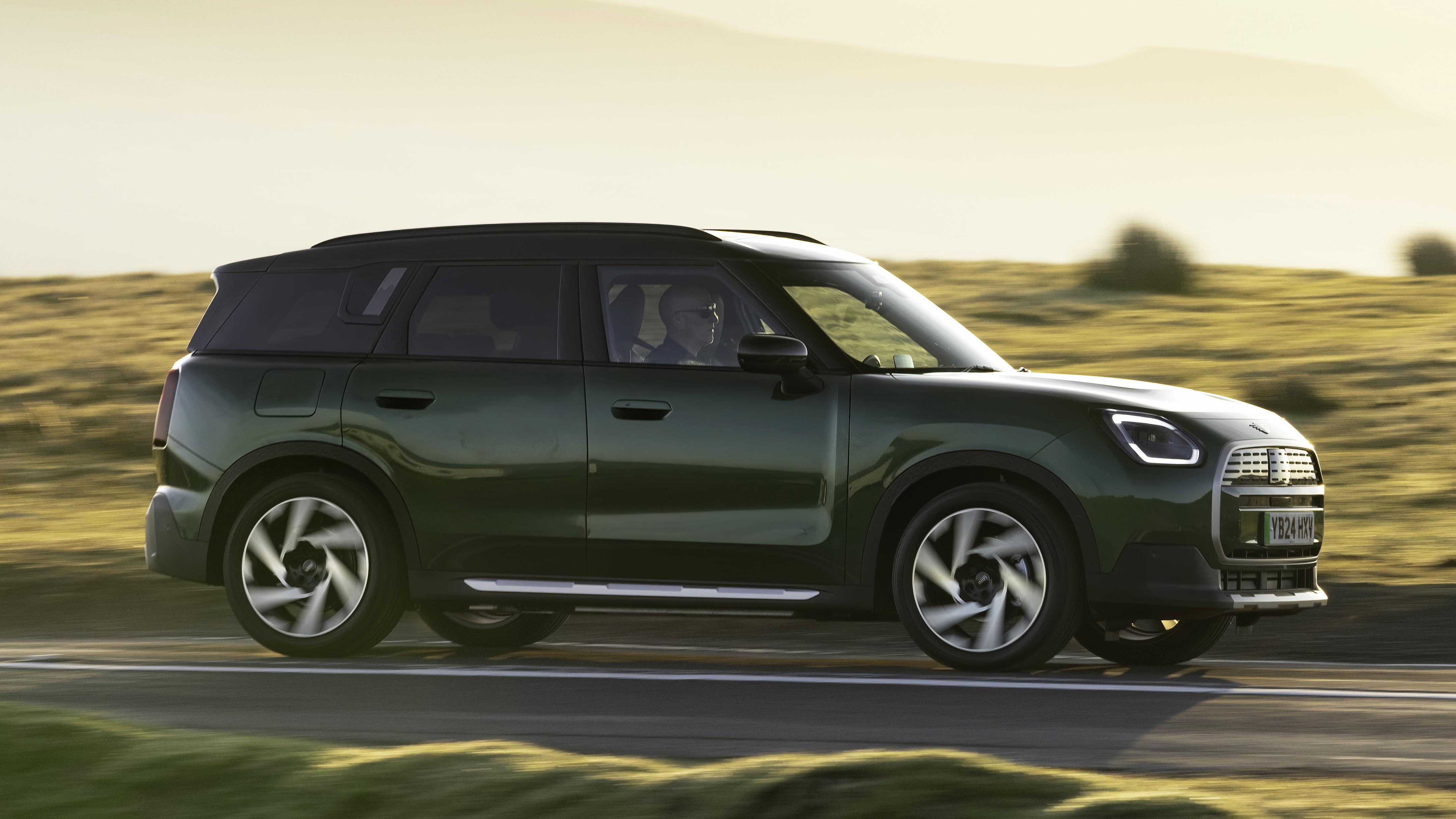 Mini Countryman electric exterior side dynamic