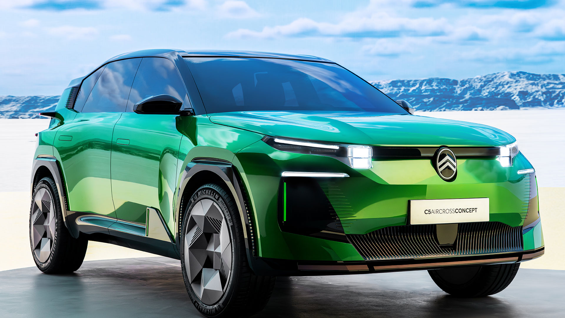 Static shot of Citroen C5 Aircross concept from front