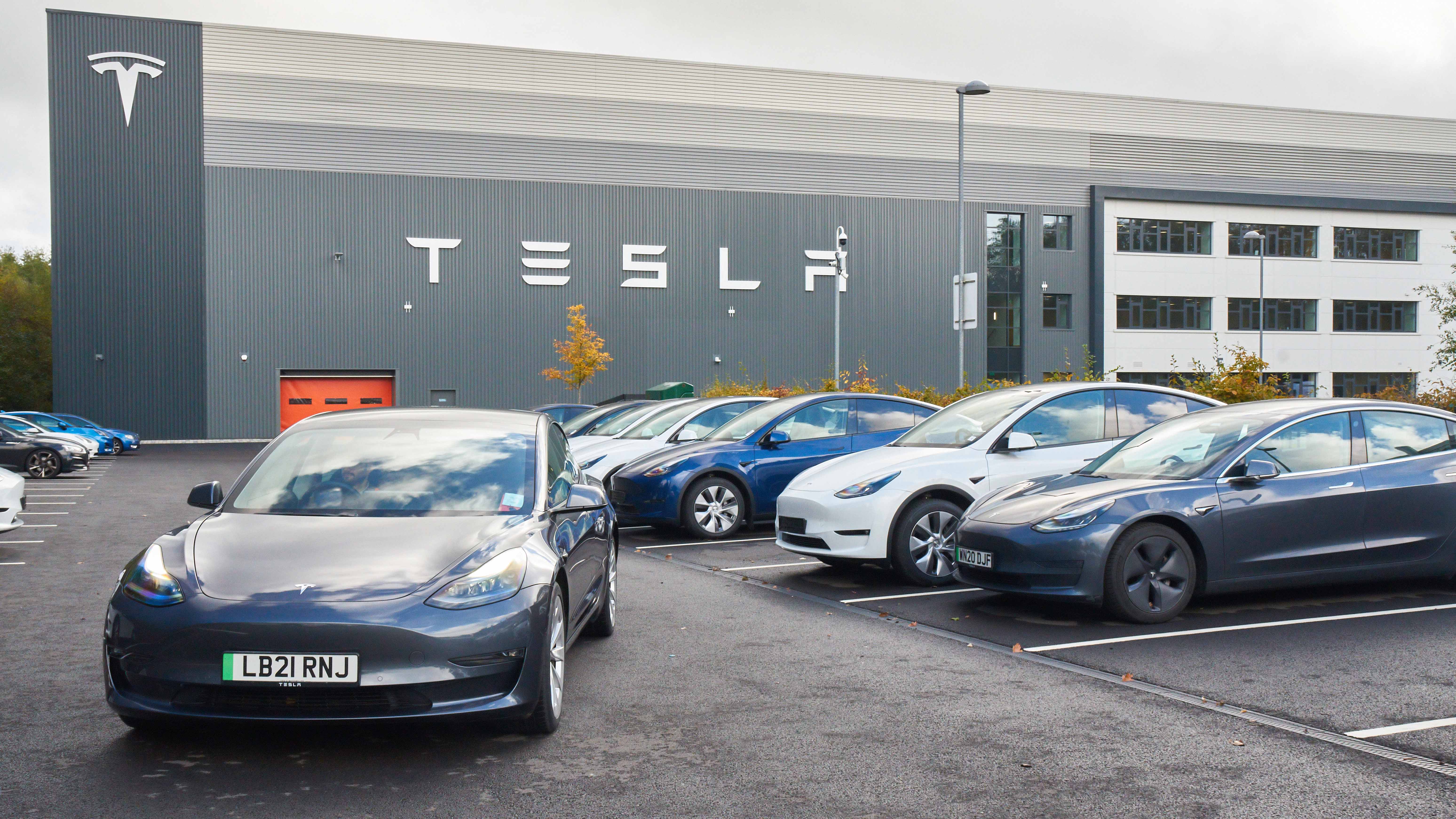 Tesla Model 3, Tesla Delivery Centre