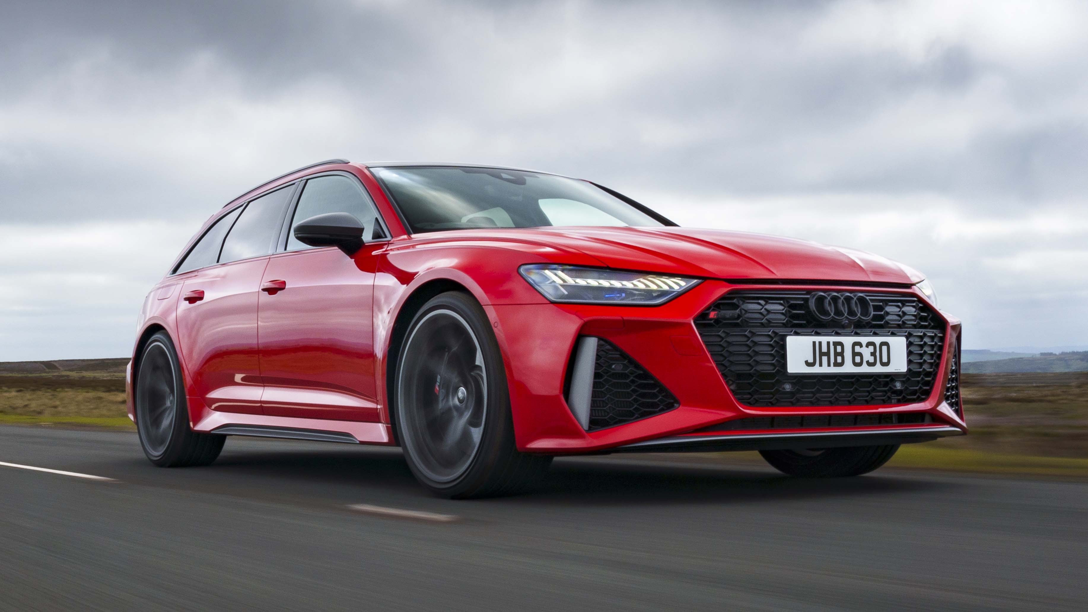 Audi RS6 Performance exterior front three quarter dynamic 