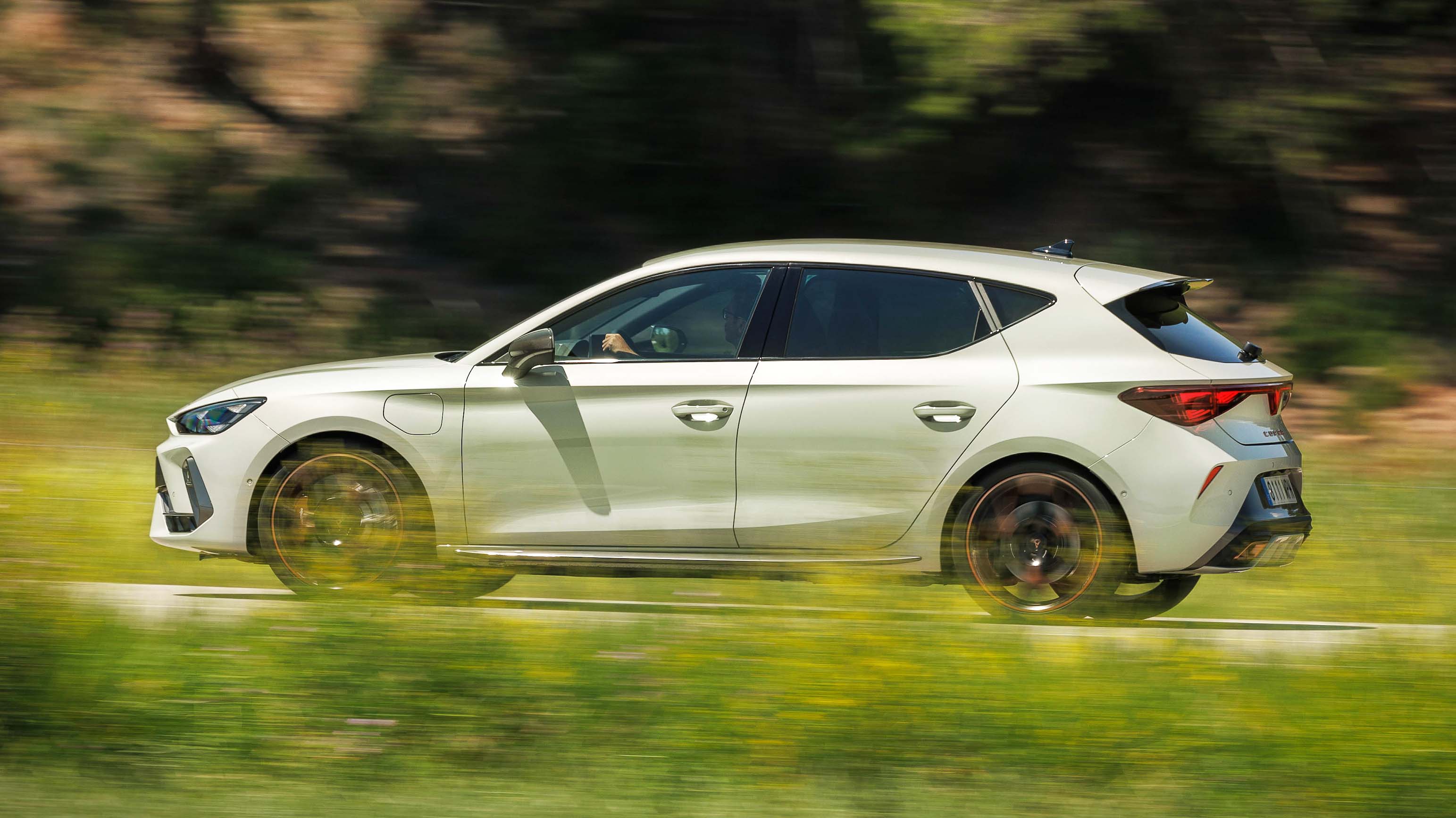 Cupra Leon exterior side dynamic