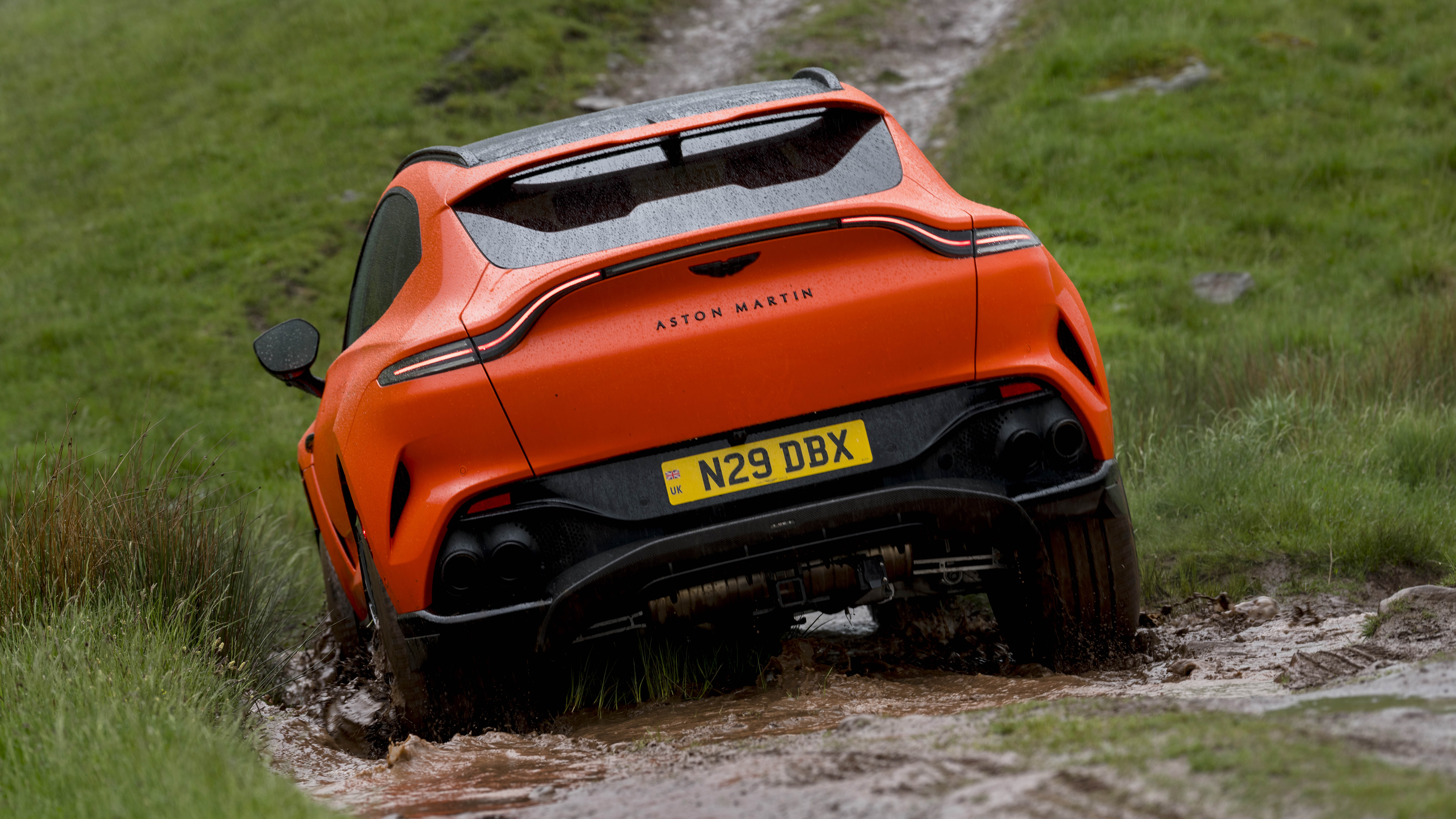 Aston Martin DBX 707