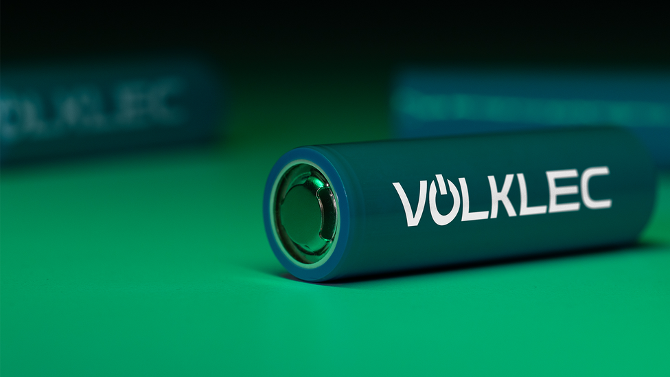 Close up of Volklec cylindrical battery with green filter