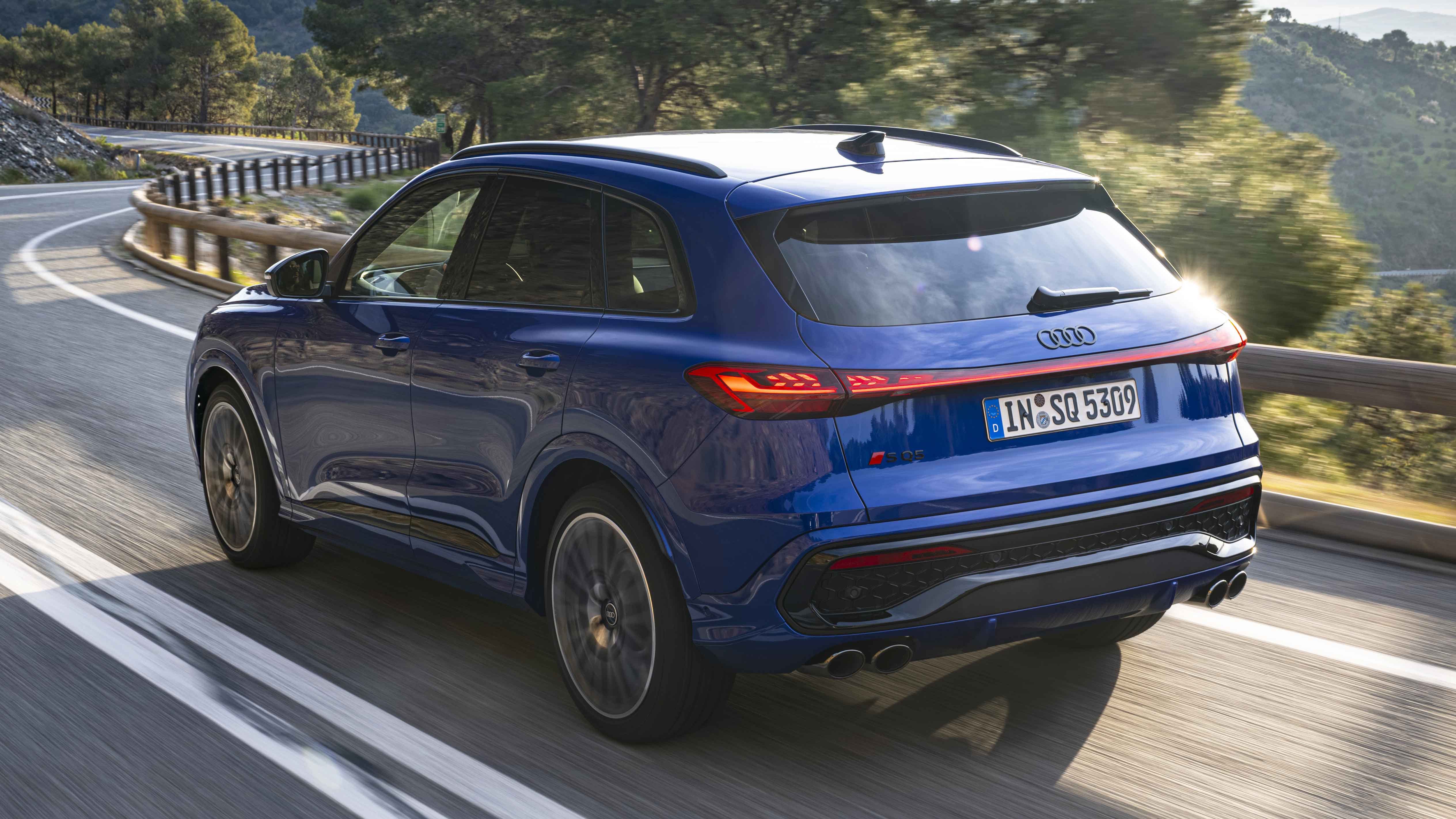 Audi SQ5 exterior rear three quarter dynamic