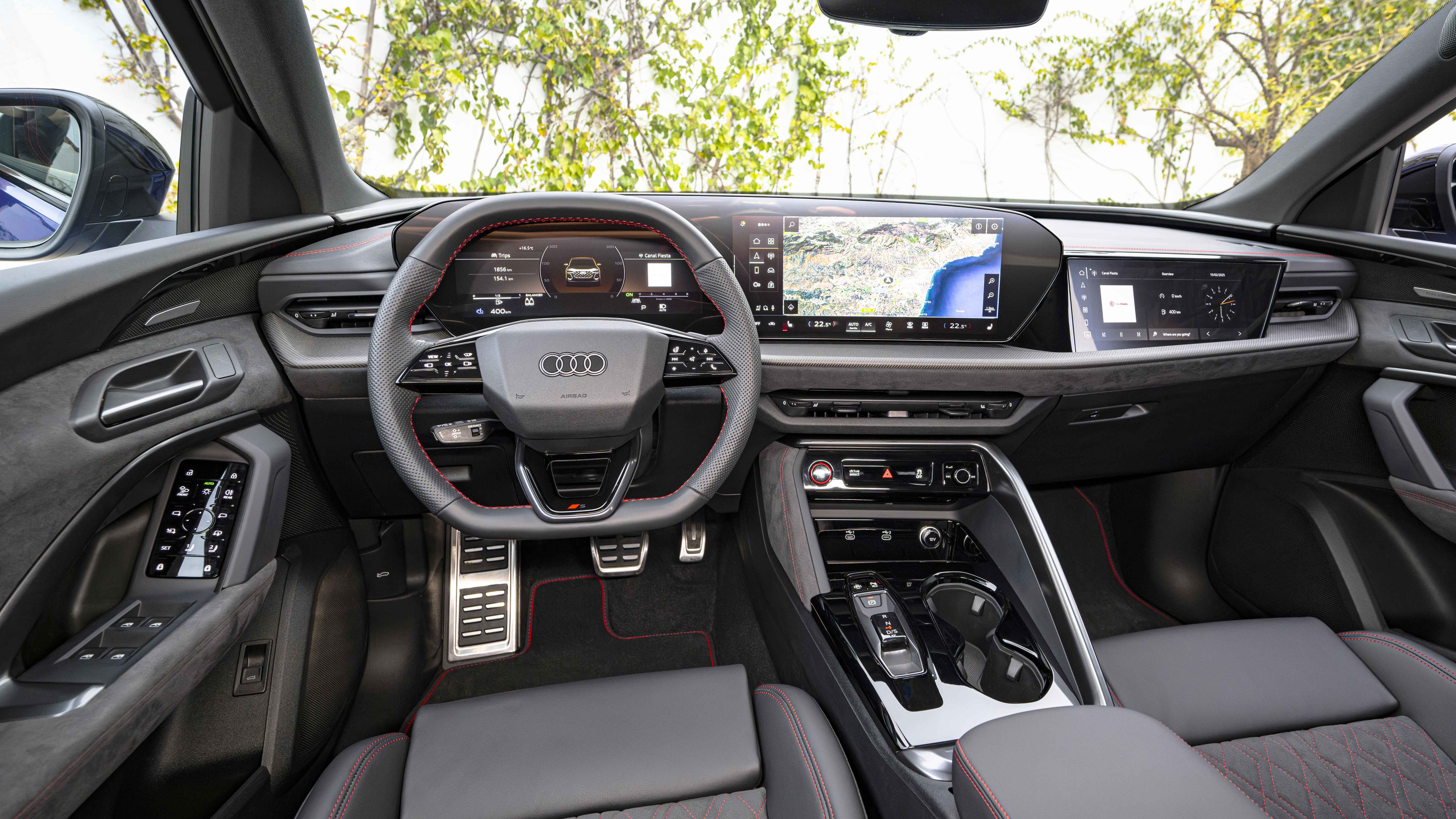 Audi SQ5 interior front static