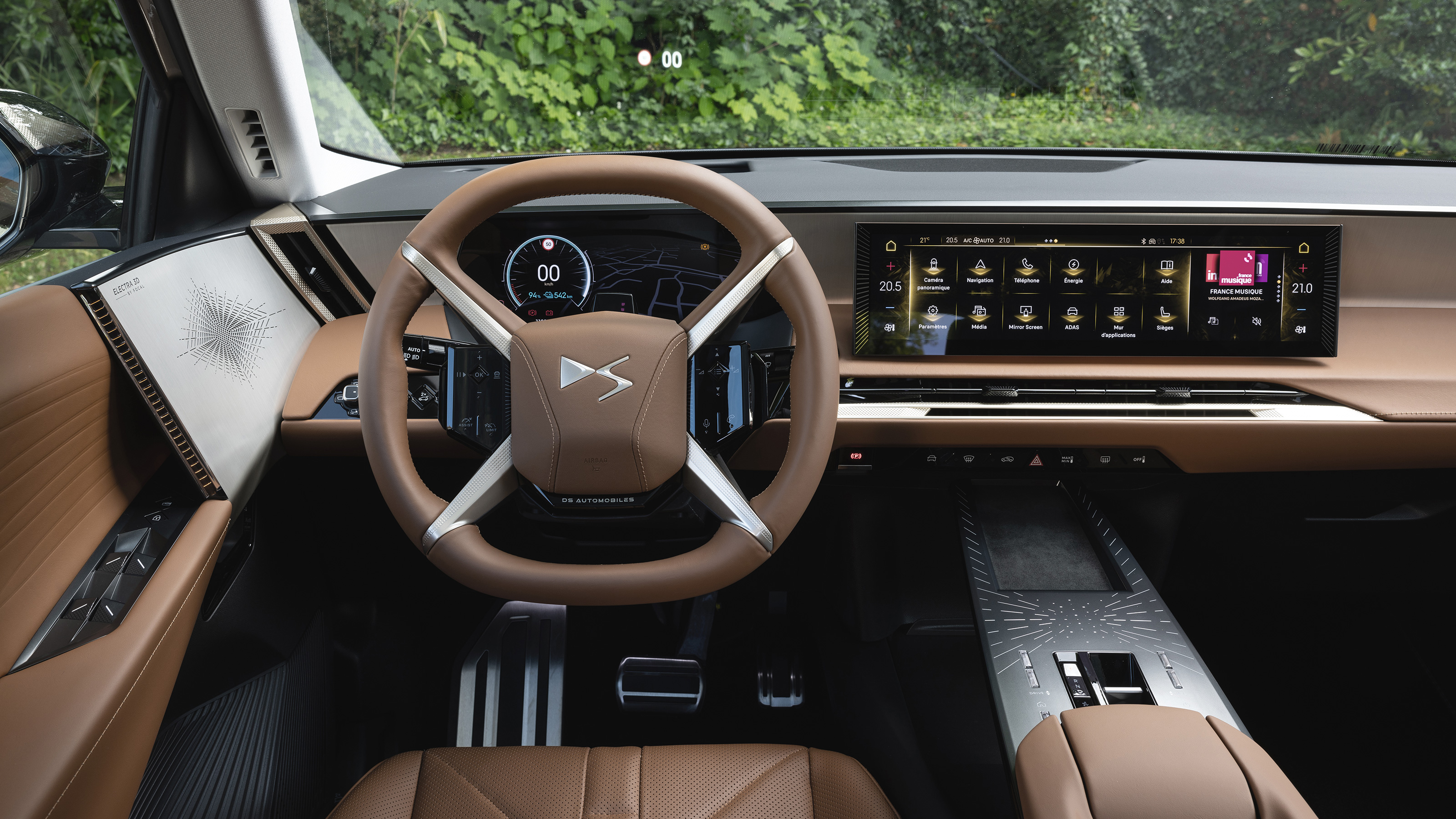 DS No 8 interior front