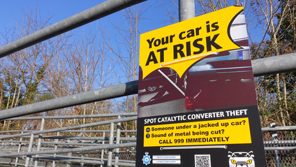 A poster warning drivers that catalytic converter thieves operate in the area