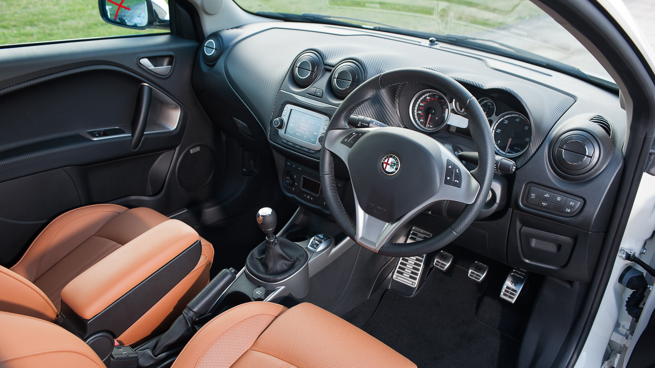 buyers_guide_-_alfa_romeo_mito_2014_-_interior.jpg