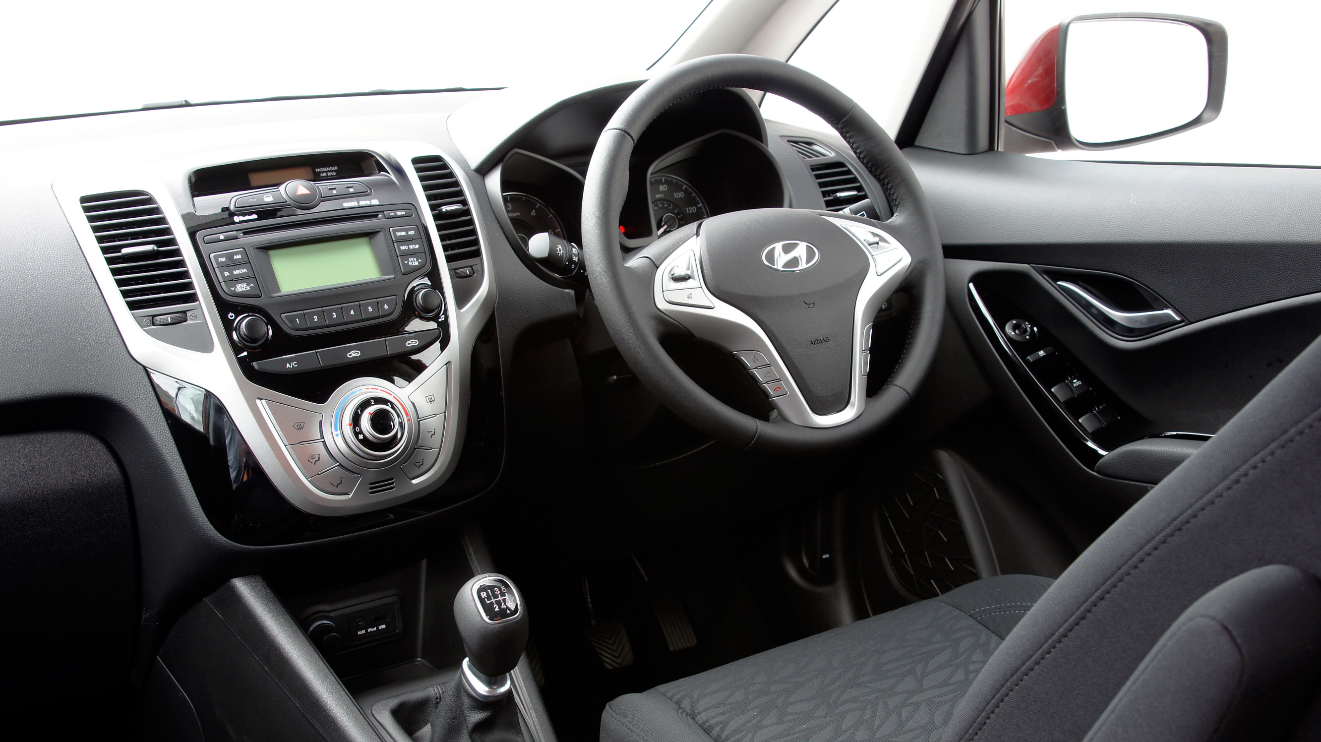 buyers_guide_-_hyundai_ix20_2014_-_interior.jpg