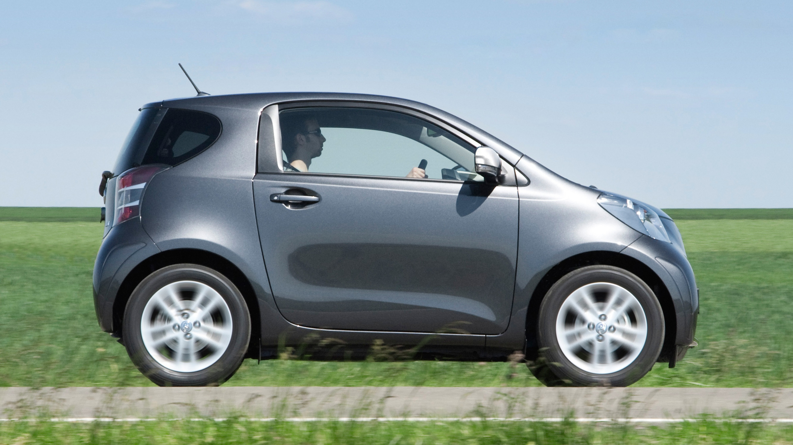 buyers_guide_-_toyota_iq_2014_-_side_2.jpg