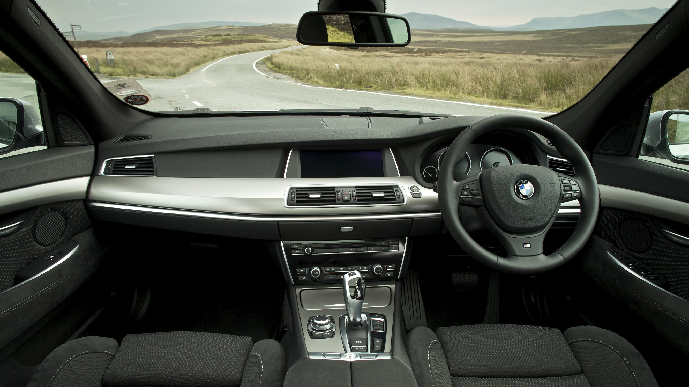 buyers_guide_-_bmw_5-s_gt_2014_-_interior.jpg