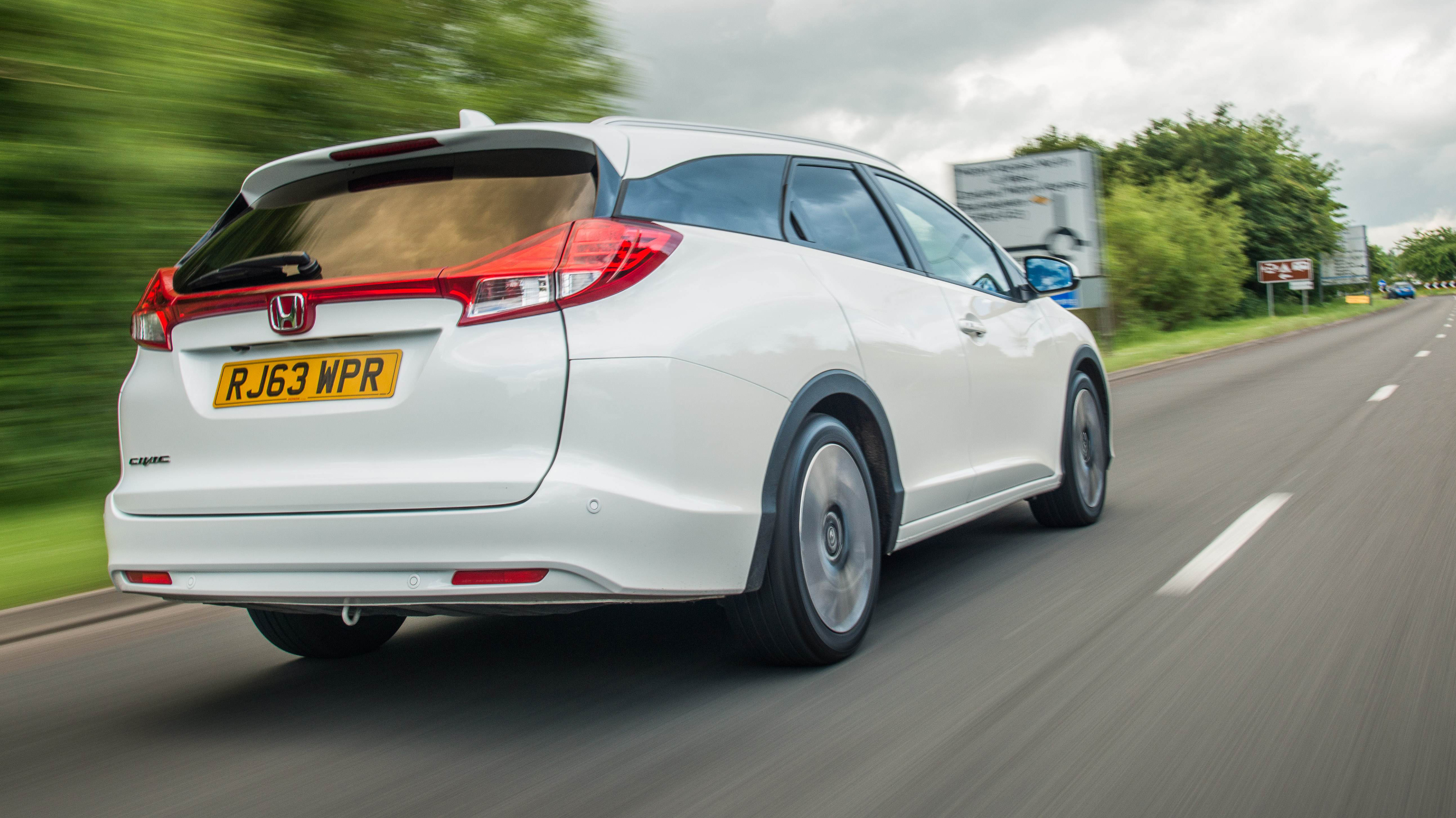 buyers_guide_-_honda_civic_tourer_2014_-_rear_quarter.jpg